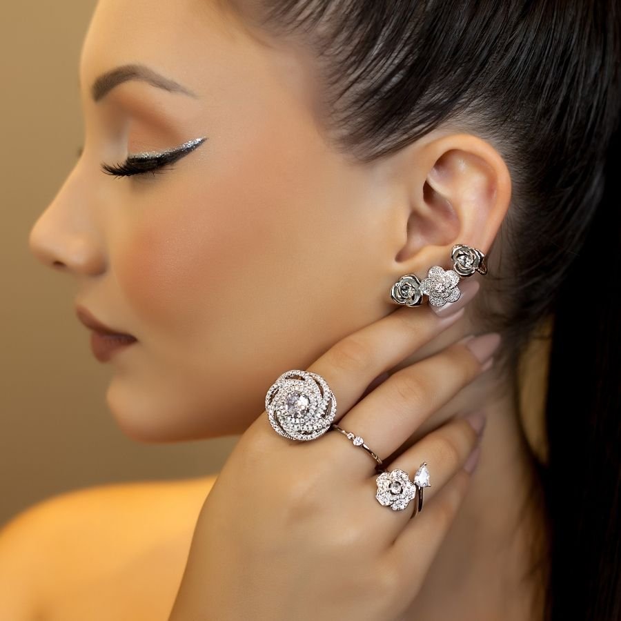 Brinco earcuff rosas com zircônias banhado a ródio branco