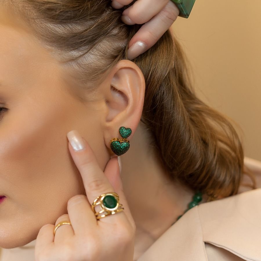 Brinco coração pequeno de zircônias verde banhado a ouro18k 