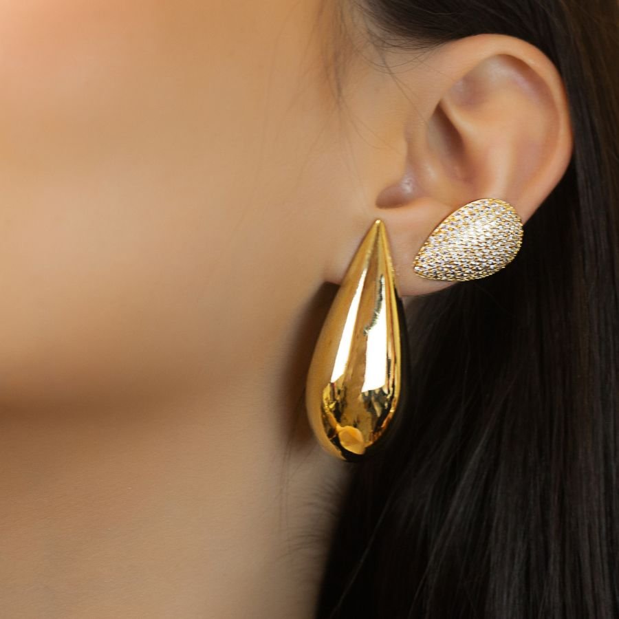 Brinco gota cravejado de zircônias banhado a ouro18k