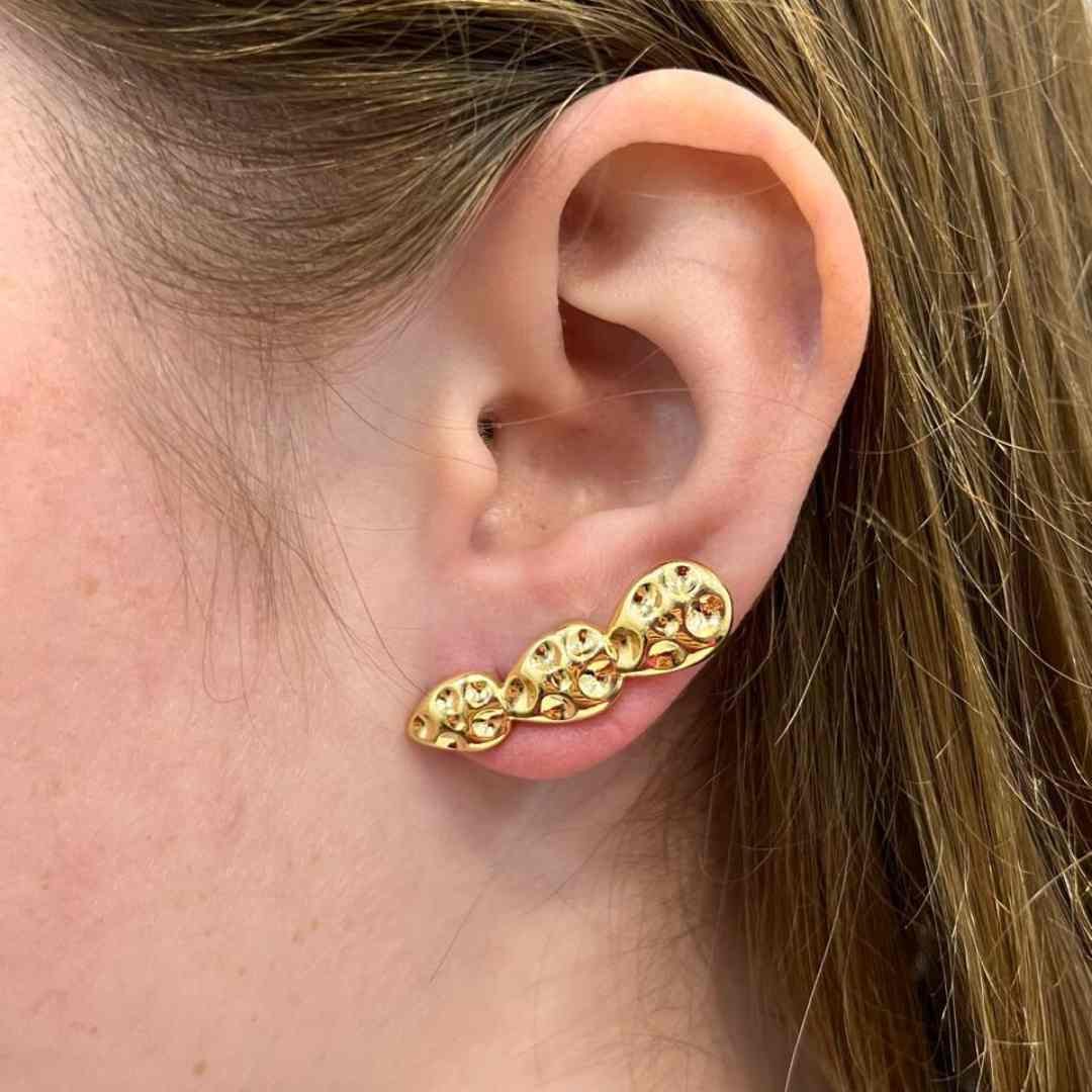 Brinco gota texturizado banhado a ouro18k