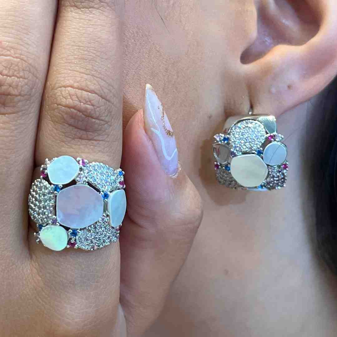 Brinco argola cravejado e madrepérola banhado a ouro branco