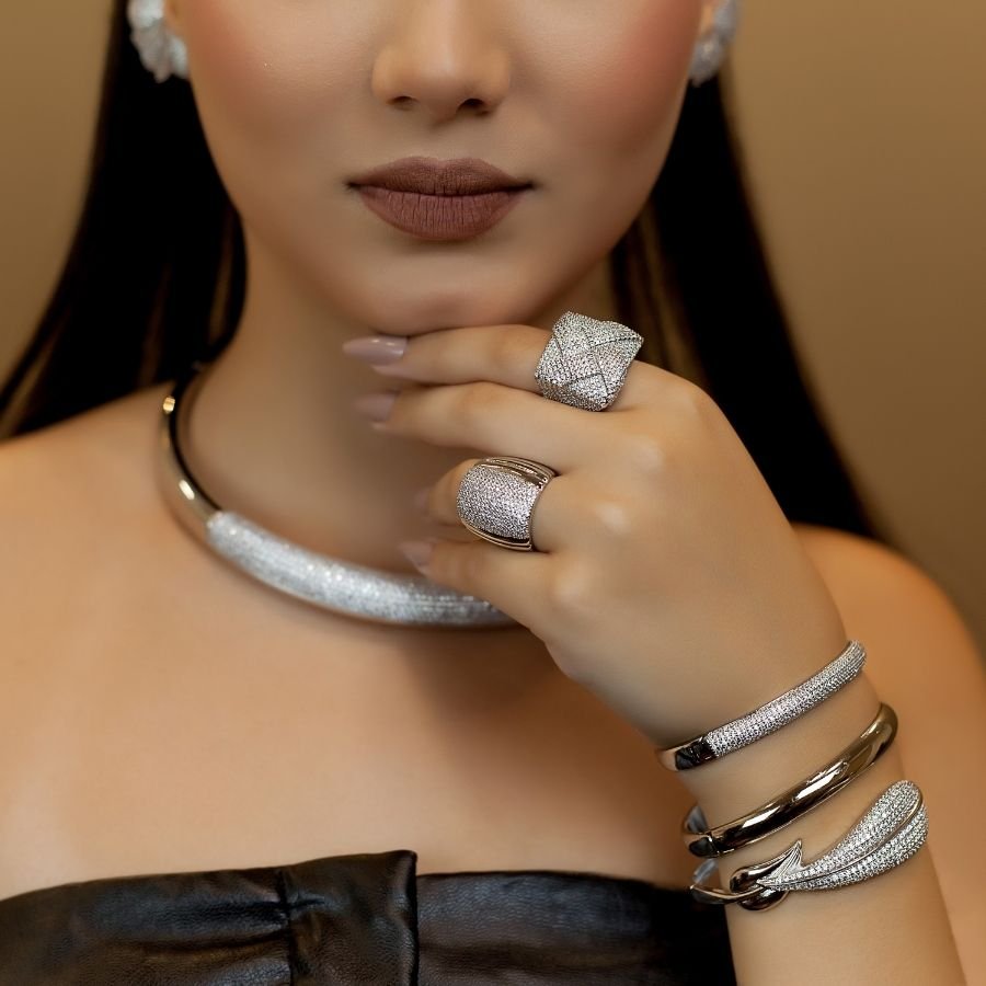 Bracelete folhas lisas e cravejadas banhado a ródio branco