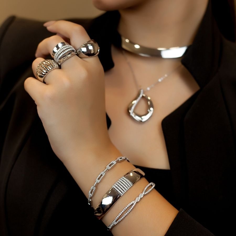 Bracelete largo com detalhe cravejado banhado a ródio branco