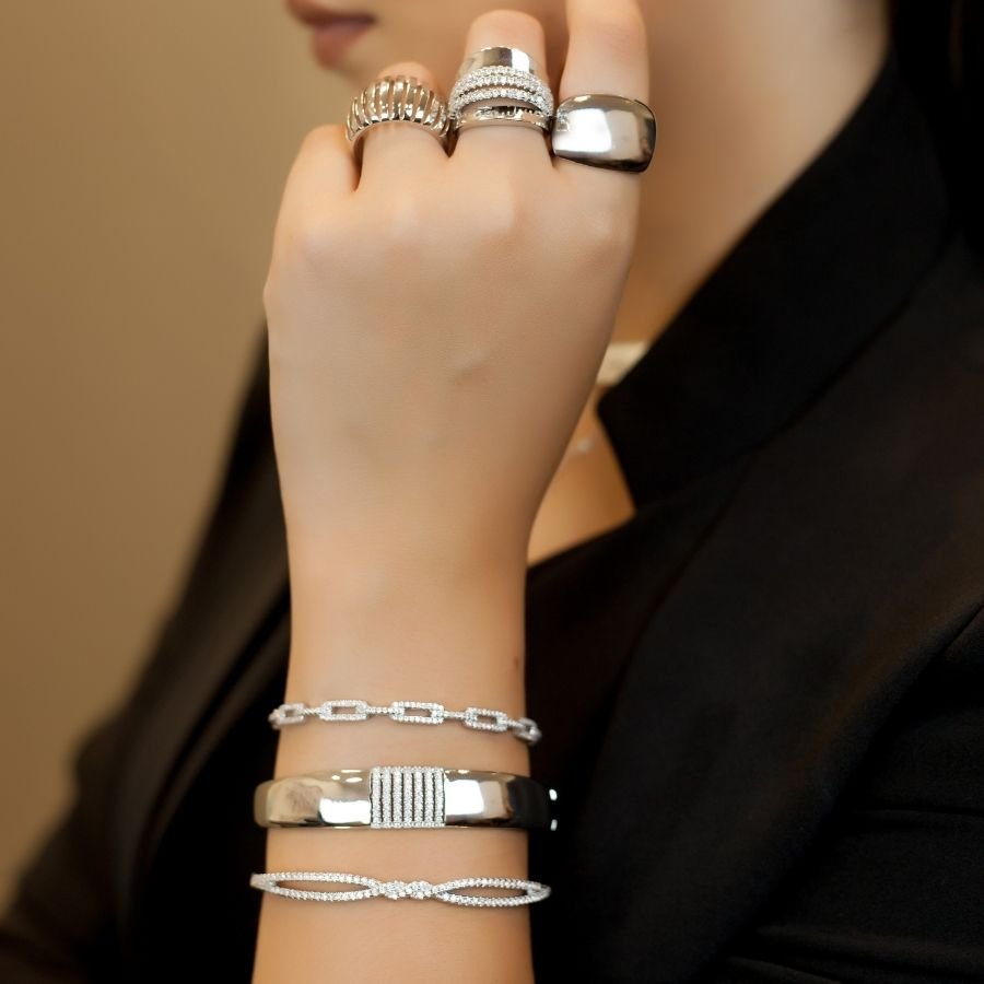 Bracelete largo com detalhe cravejado banhado a ródio branco