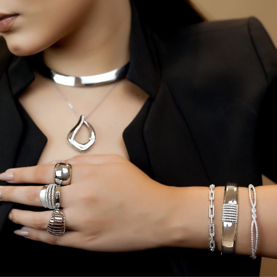 Bracelete largo com detalhe cravejado banhado a ródio branco