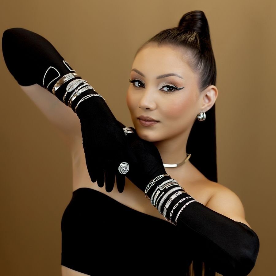 Bracelete largo com detalhe cravejado banhado a ródio branco