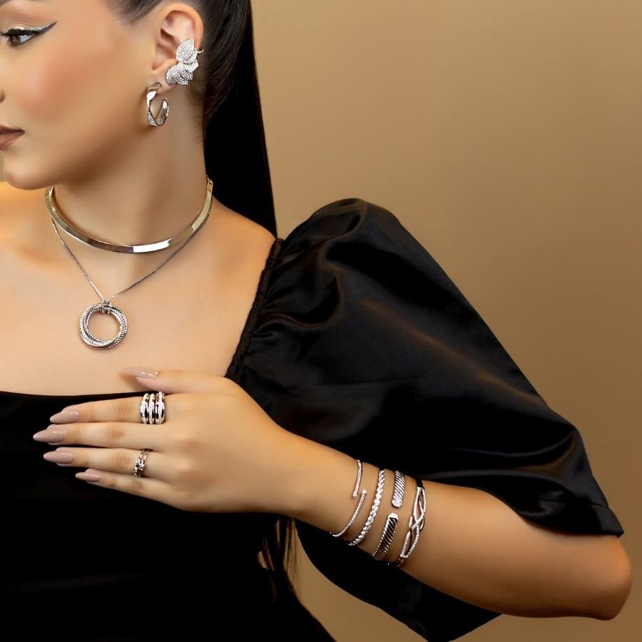 Bracelete trabalhado e cravejado banhado a ródio branco