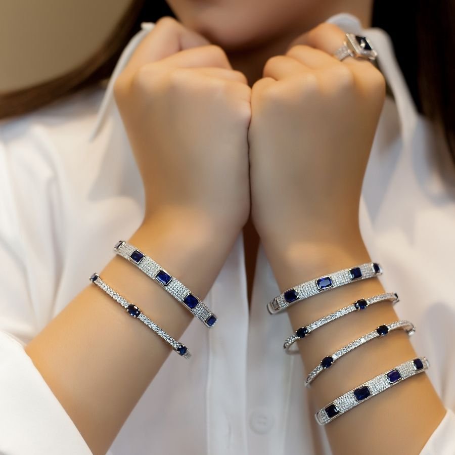Bracelete cravejado com pedras azul banhado a ródio branco