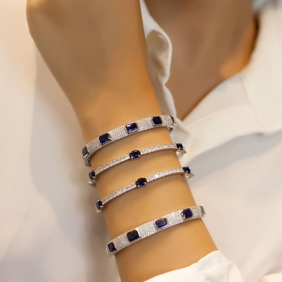 Bracelete cravejado com pedras azul banhado a ródio branco