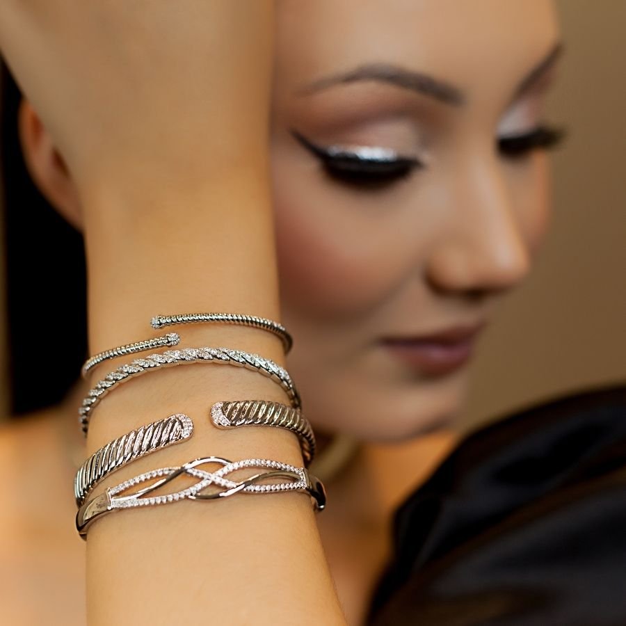 Bracelete trabalhado e cravejado banhado a ródio branco