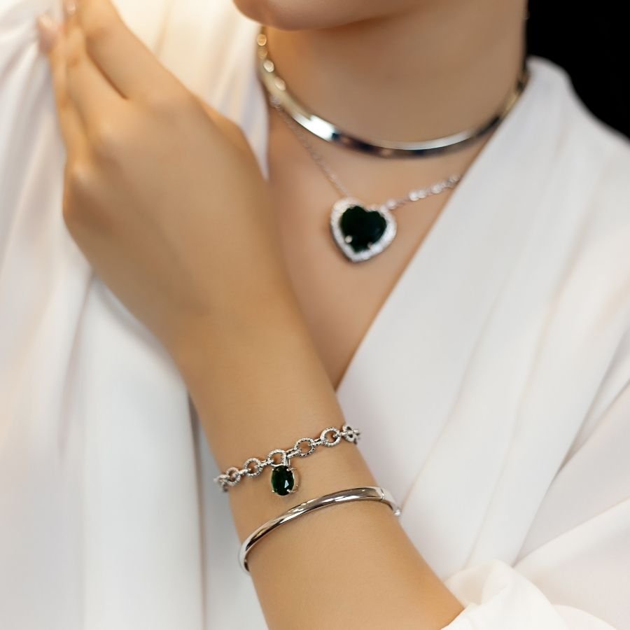 Pulseira de elos e pedra verde banhado a ouro branco 
