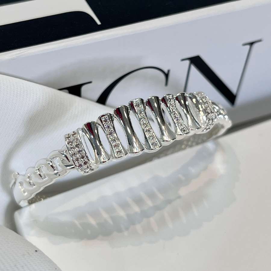 Bracelete com detalhe cravejado banhado a prata