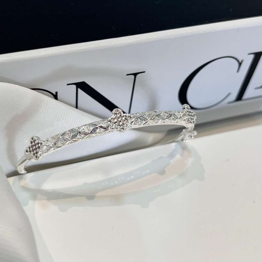 Bracelete trevo cravejado banhado a prata