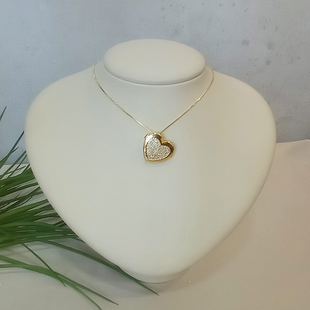 Gargantilha com Coração Relicário de Zir. Folh a Ouro18K