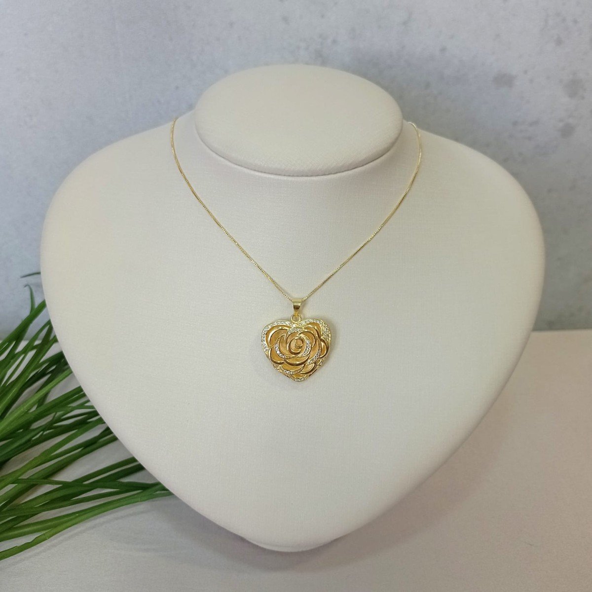 Gargantilha Coração Rosas Folheada a Ouro 18K