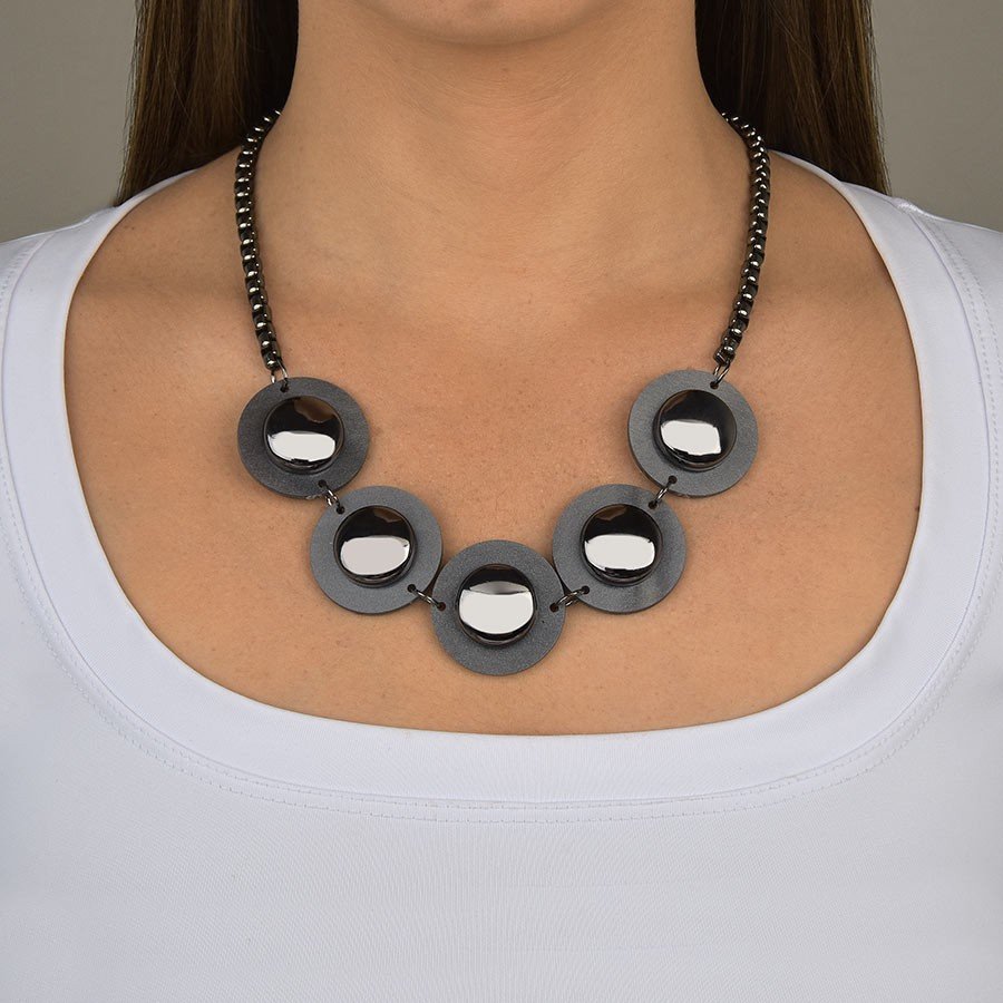 Colar com resina e esferas grafite