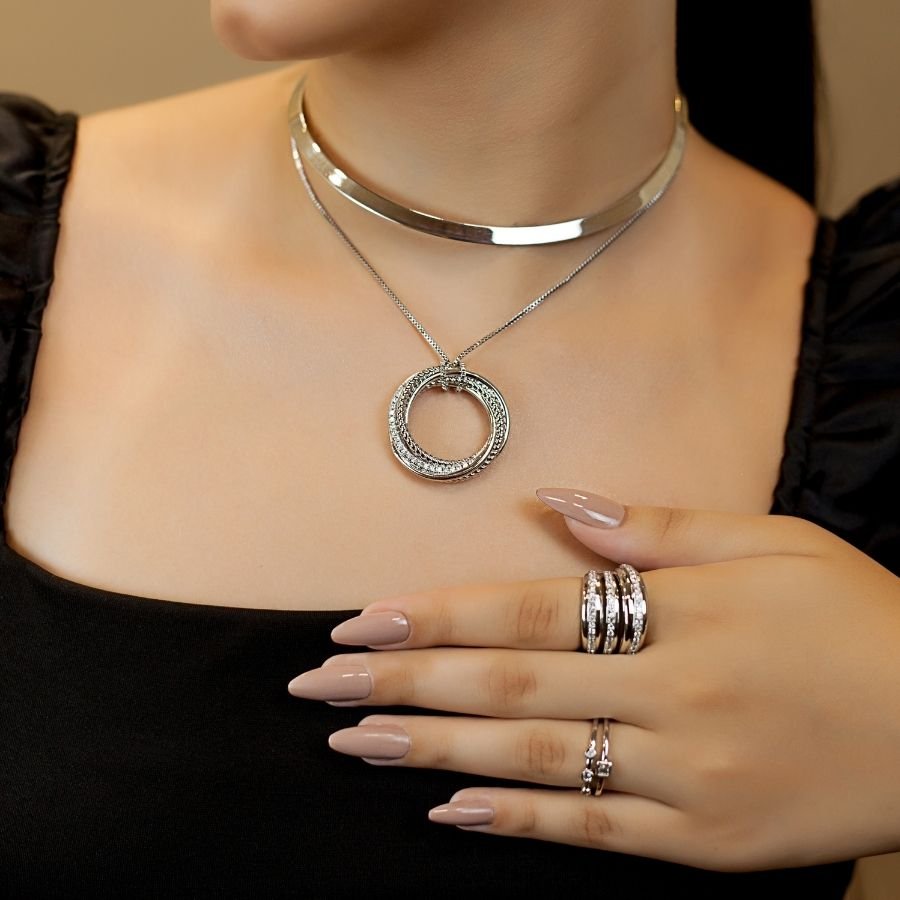 Gargantilha pingente redondo cravejado banhado ródio branco