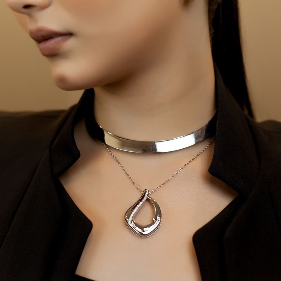 Colar pingente geométrico cravejado banhado a ródio branco