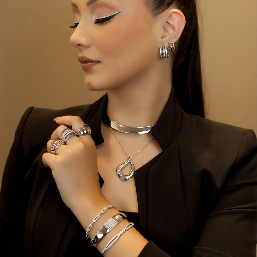 Colar pingente geométrico cravejado banhado a ródio branco