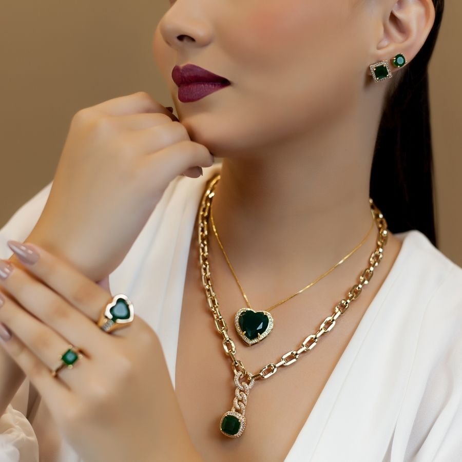 Colar de elos cravejado e pedra verde banhado a ouro18k