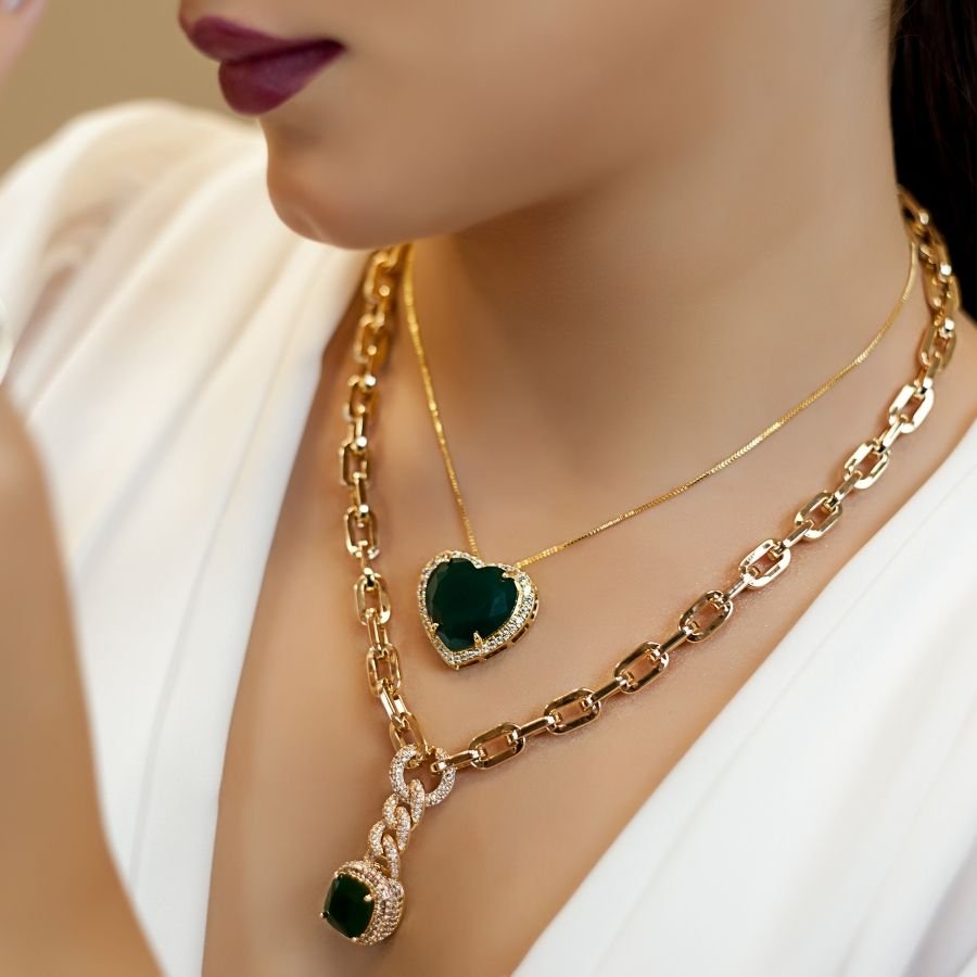 Colar de elos cravejado e pedra verde banhado a ouro18k