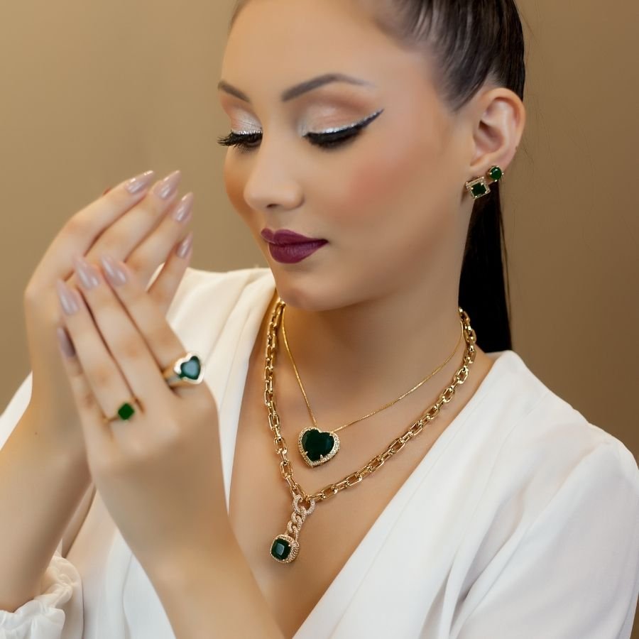 Colar de elos cravejado e pedra verde banhado a ouro18k