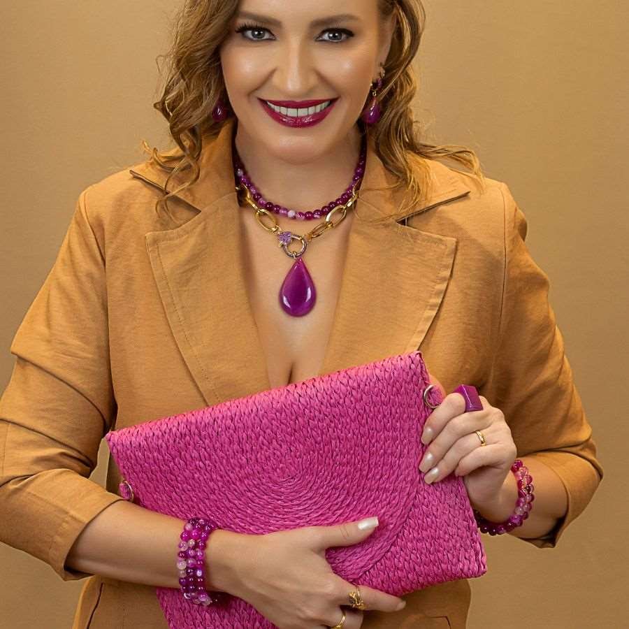 Colar gota de pedra natural ágata pink e detalhe cravejado