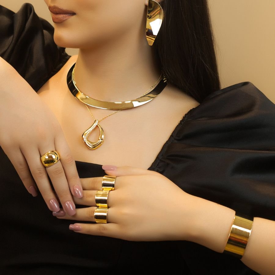 Colar com pingente geométrico cravejado banhado a ouro18k