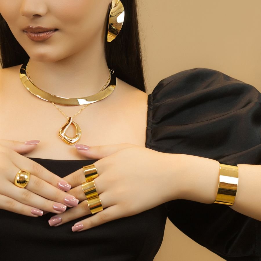 Colar com pingente geométrico cravejado banhado a ouro18k