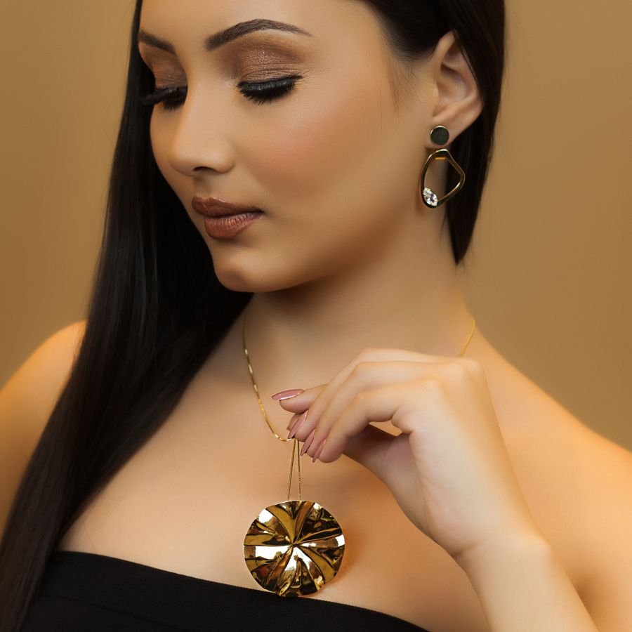 Colar longo com pingente redondo orgânico banhado a ouro18k