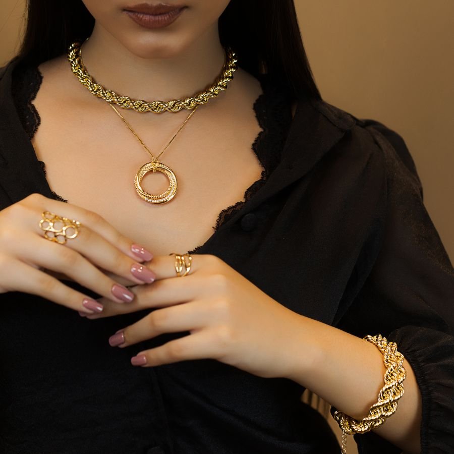 Colar com pingente redondo cravejado banhado a ouro18k