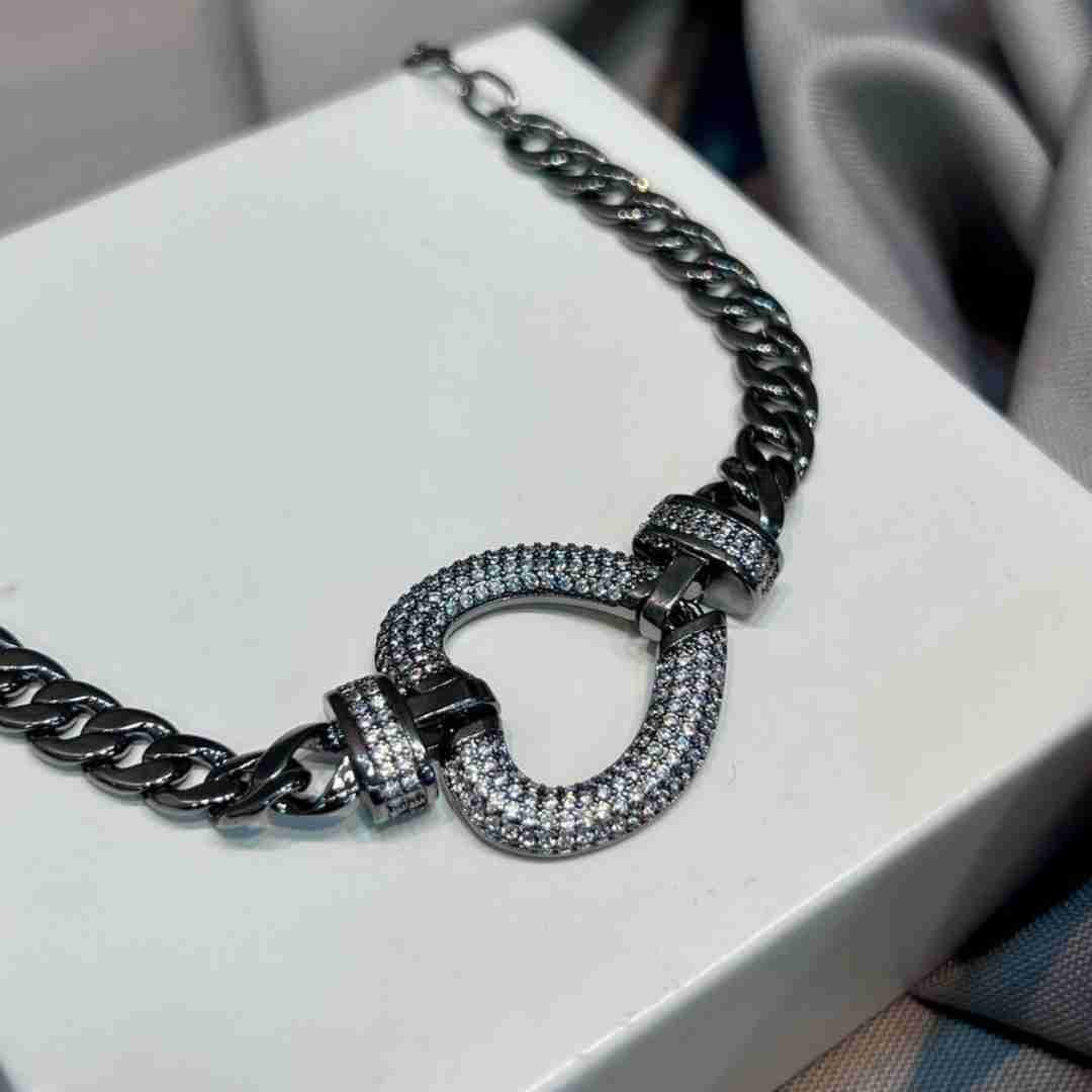 Colar grafite com coração cravejado