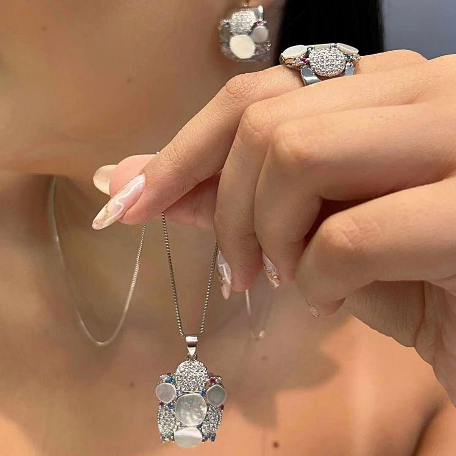 Gargantilha cravejada com madrepérola banhado a ouro branco