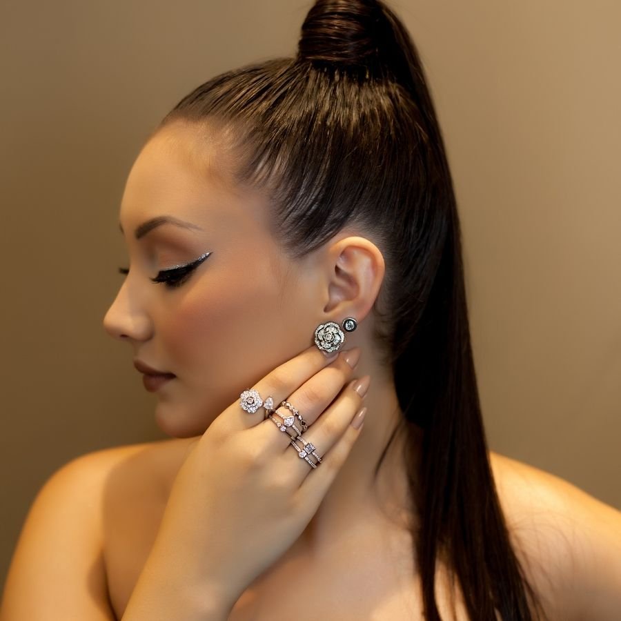 Anel flor de zircônia regulável banhado a ródio branco