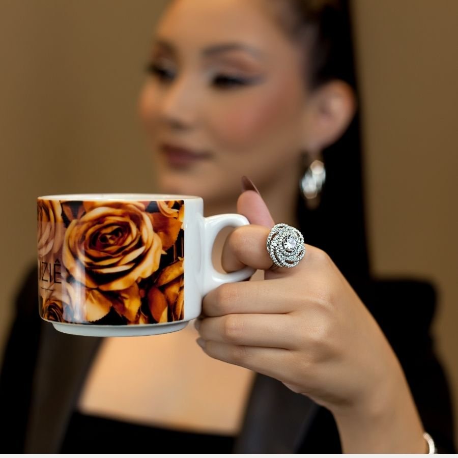 Anel flor grande de zircônias banhado a ródio branco