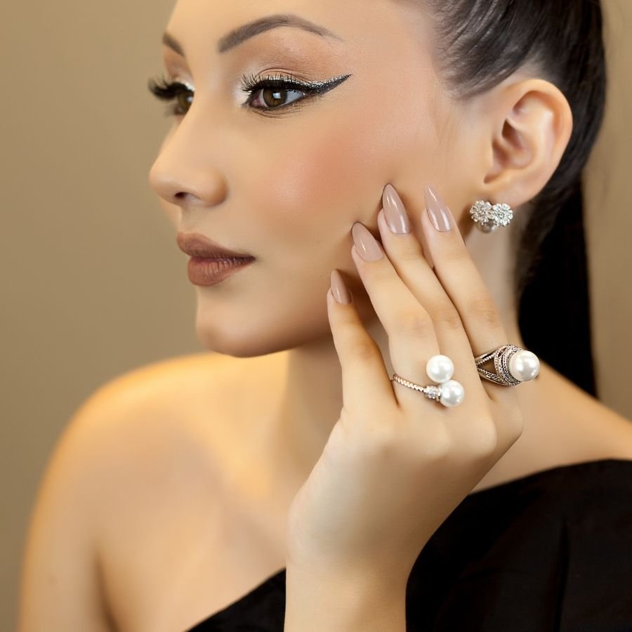 Anel trabalhado com pérola banhado a ródio branco