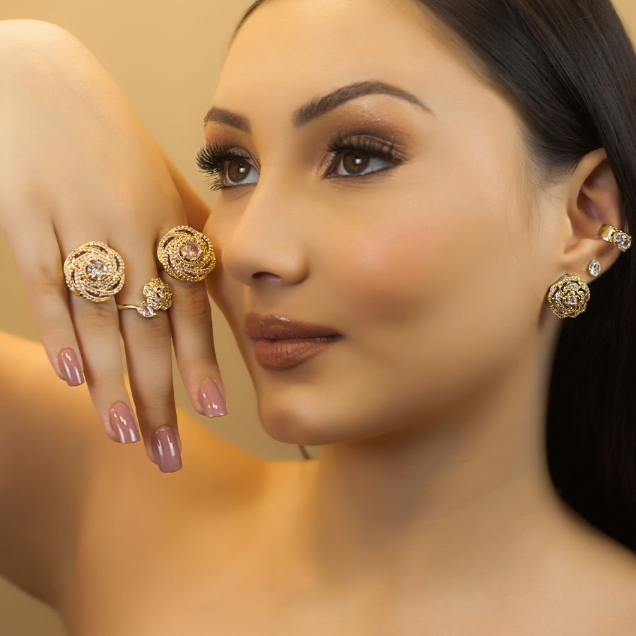 Anel flor cravejado de zircônia banhado a ouro18k