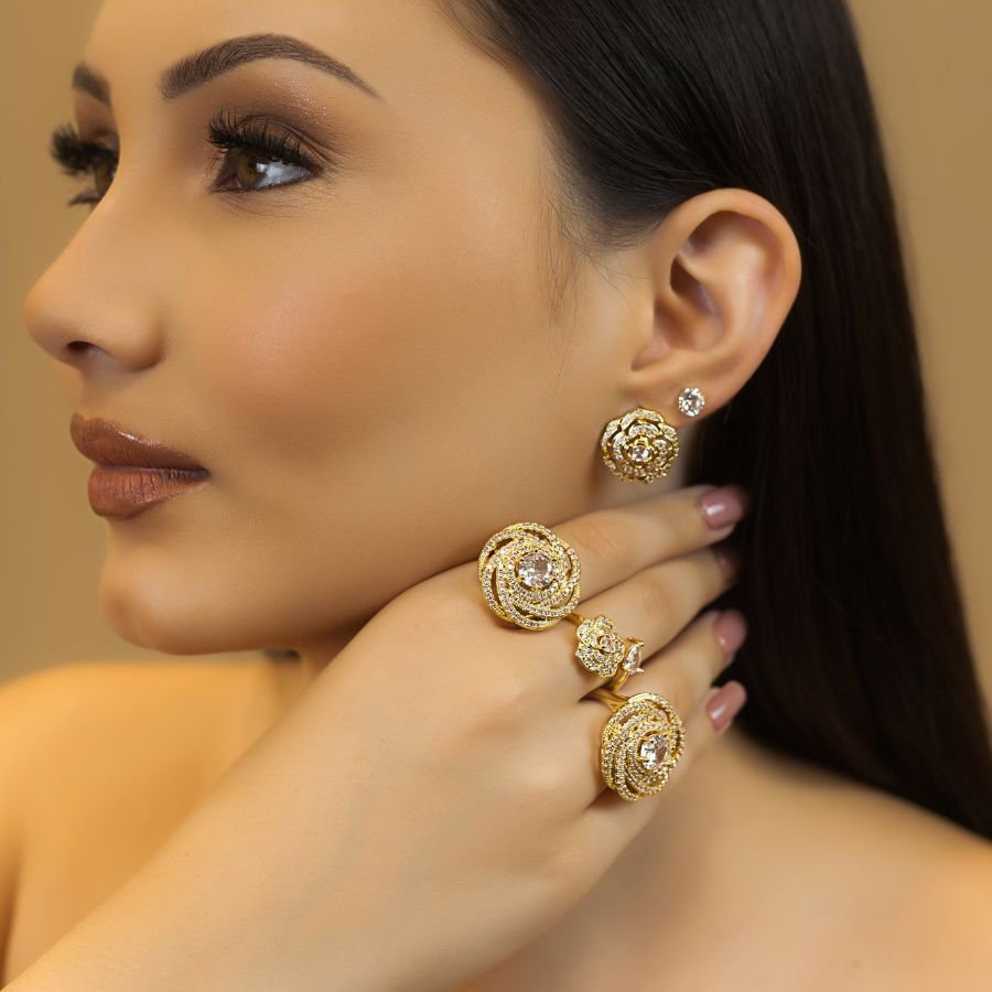 Anel regulável flor cravejada de zircônia banhado a ouro18k