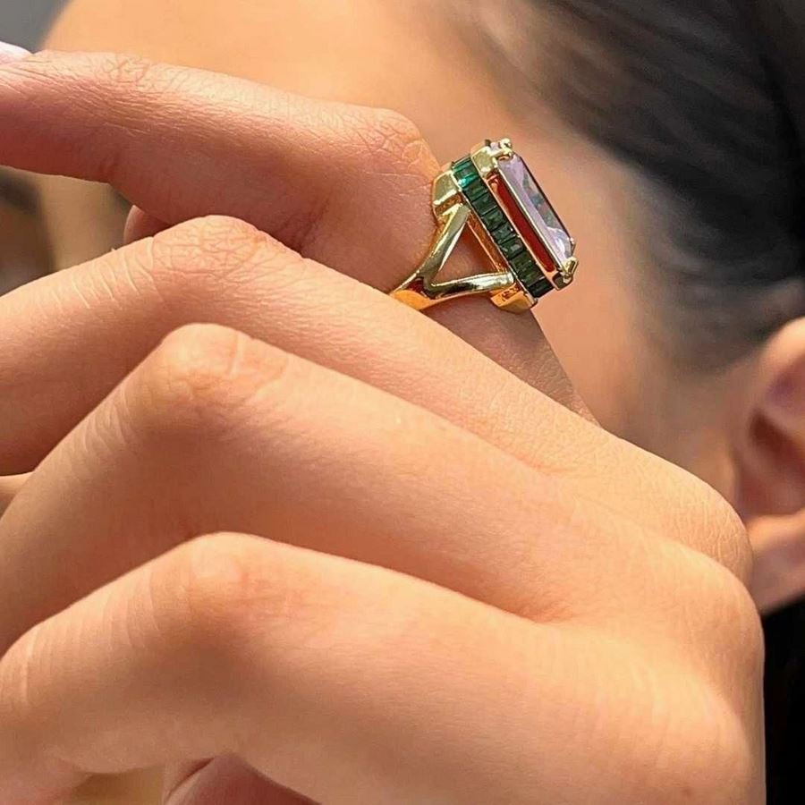 Anel regulável com pedra cristal e verde banhado a ouro18k