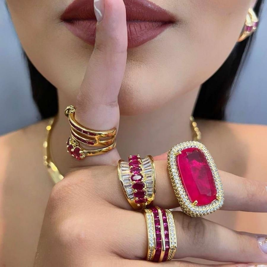 Anel regulável cravejado com pedra fuccia banhado a ouro18k