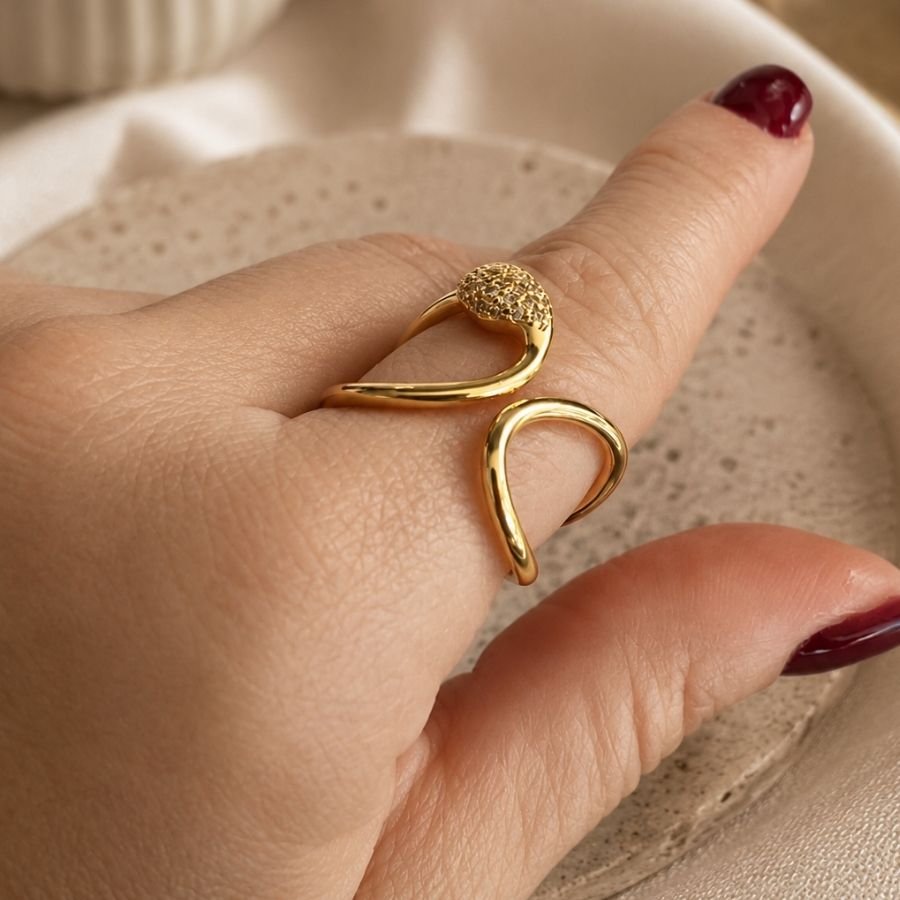 Anel com detalhe cravejado banhado a ouro18k