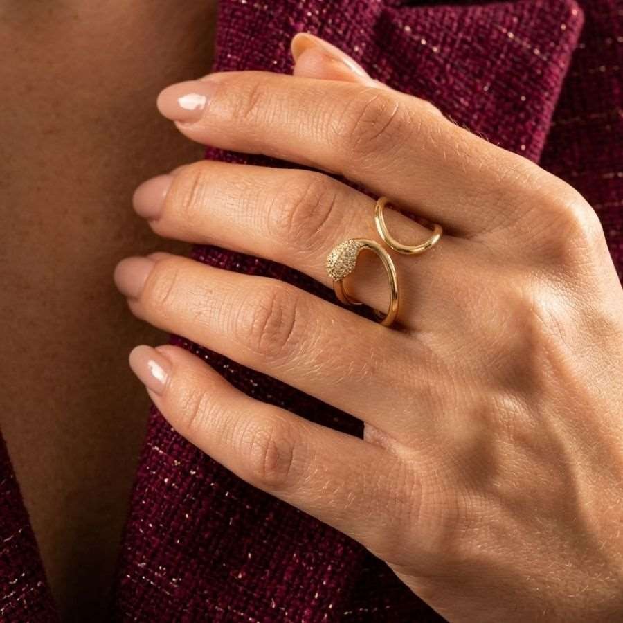 Anel com detalhe cravejado banhado a ouro18k