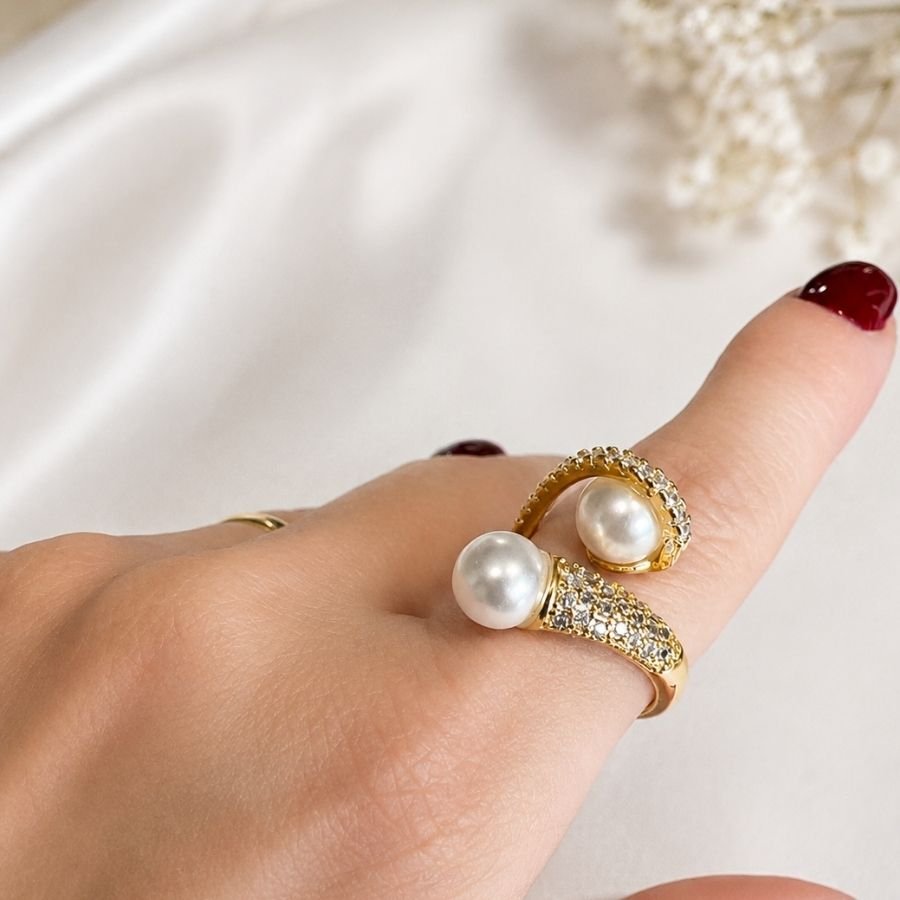 Anel cravejado com pérola banhado a ouro18k