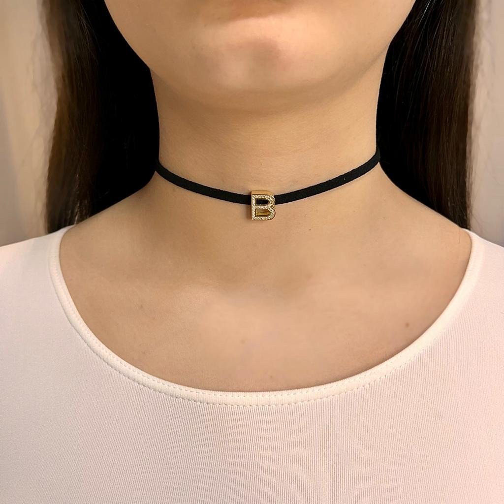 Choker camurça com letra B banhado ouro18k