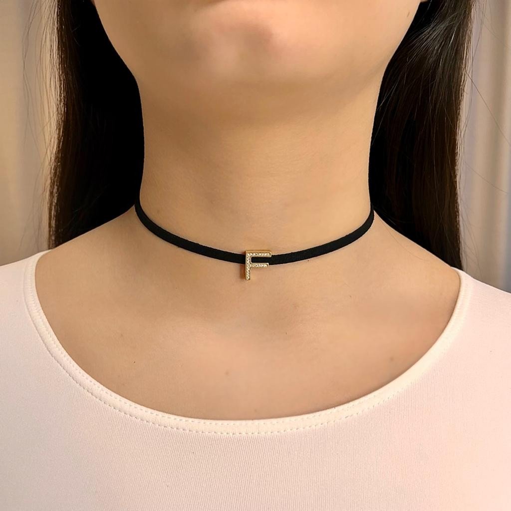 Choker camurça com letra F banhado ouro18k