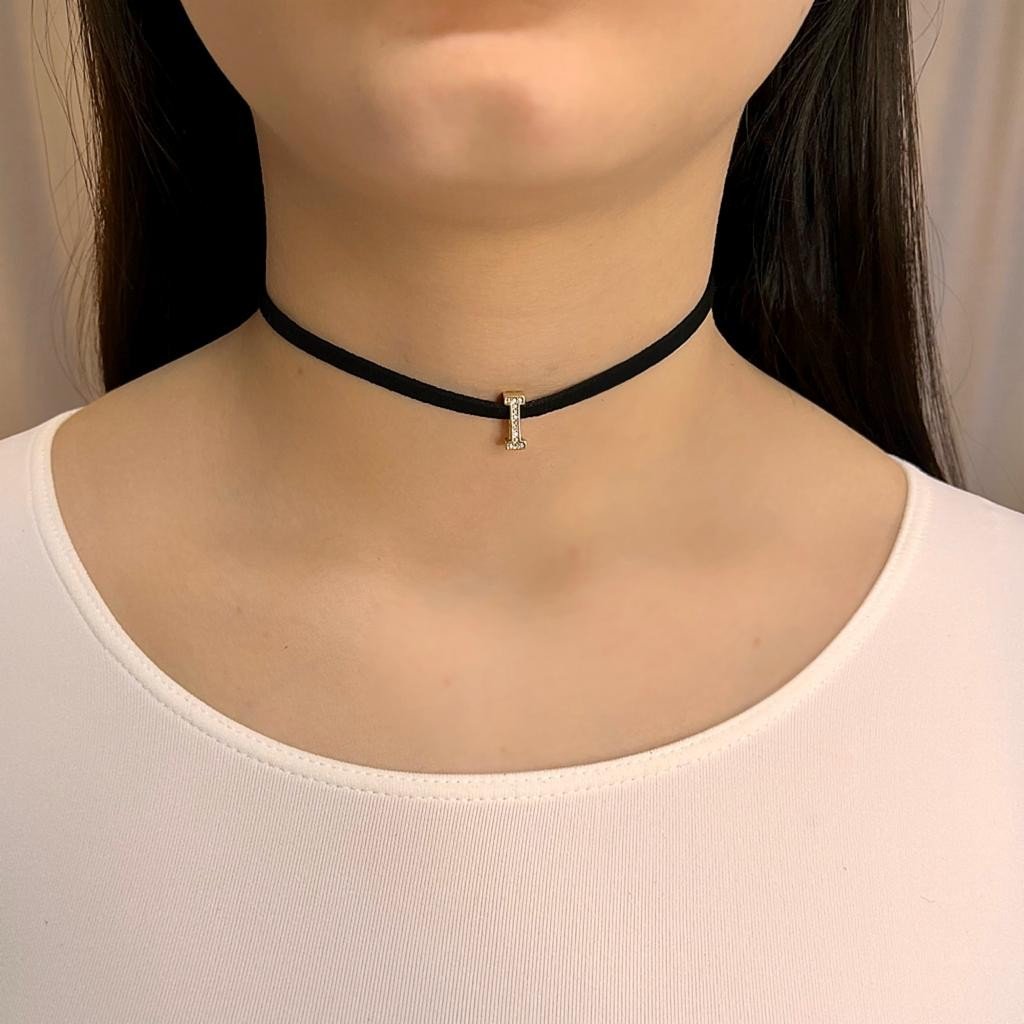 Choker camurça com letra I banhado ouro18k