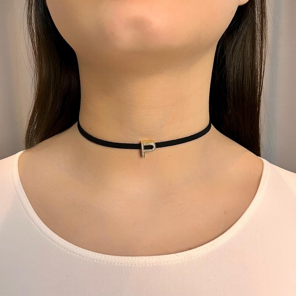 Choker camurça com letra P banhado ouro18k
