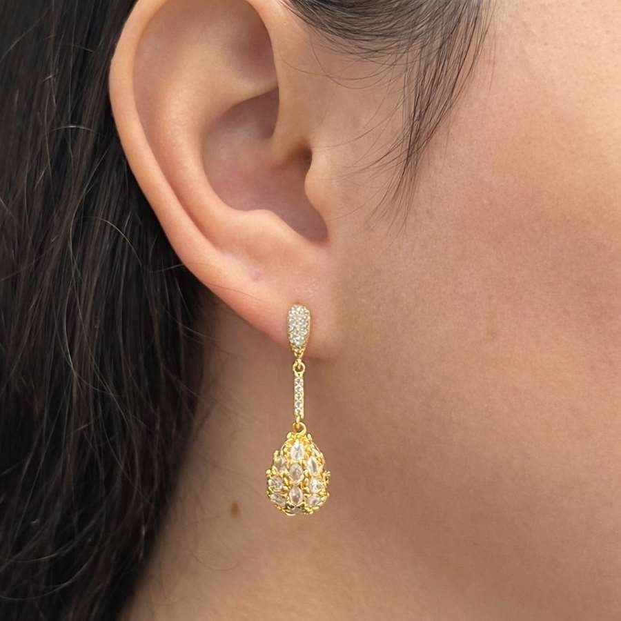 Brinco longo com cristais banhado a ouro18k