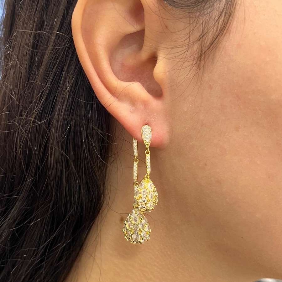 Brinco longo com cristais banhado a ouro18k